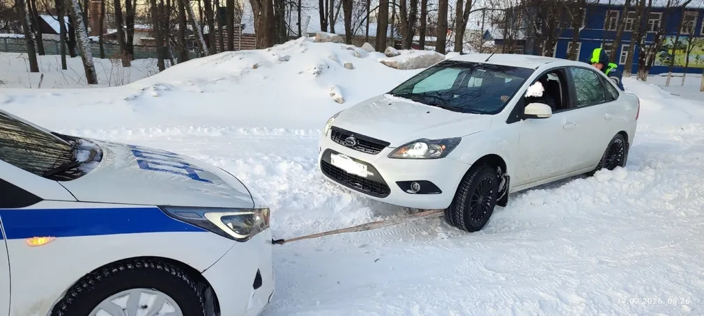 В Навле автоинспекторы помогли водителю выехать с заснеженной обочины