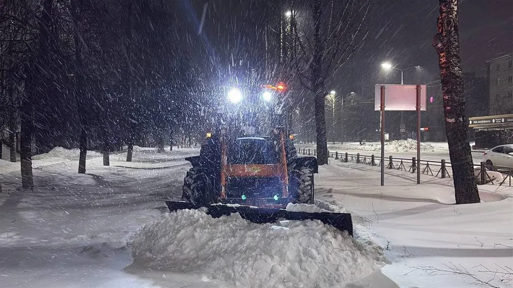 Пока Брянск спит: как дорожники работают в ночную смену
